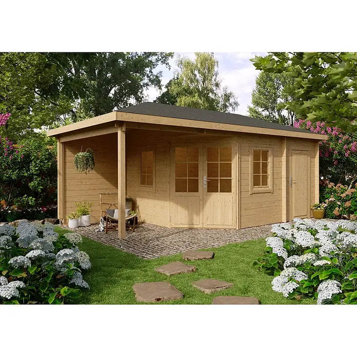 Fjordholz Gartenhaus Evelyn 3E - Außenmaß inkl. Dachüberstand (B x T): 620 x 320 cm, Holz, Naturbelassen - Helles Holzgartenhaus mit überdachter Terrasse, dunklem Dach und Fenstern, eingebettet in einen üppigen Garten.