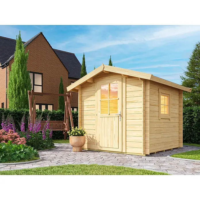 Fjordholz Gartenhaus Eliza 1C - Außenmaß inkl. Dachüberstand (B x T): 230 x 230 cm, Holz, Naturbelassen - Helles Holzgartenhaus mit kleinem Fenster und Tür auf gepflasterter Terrasse in Gartenumgebung, mit Blumen und Haus im Hintergrund.
