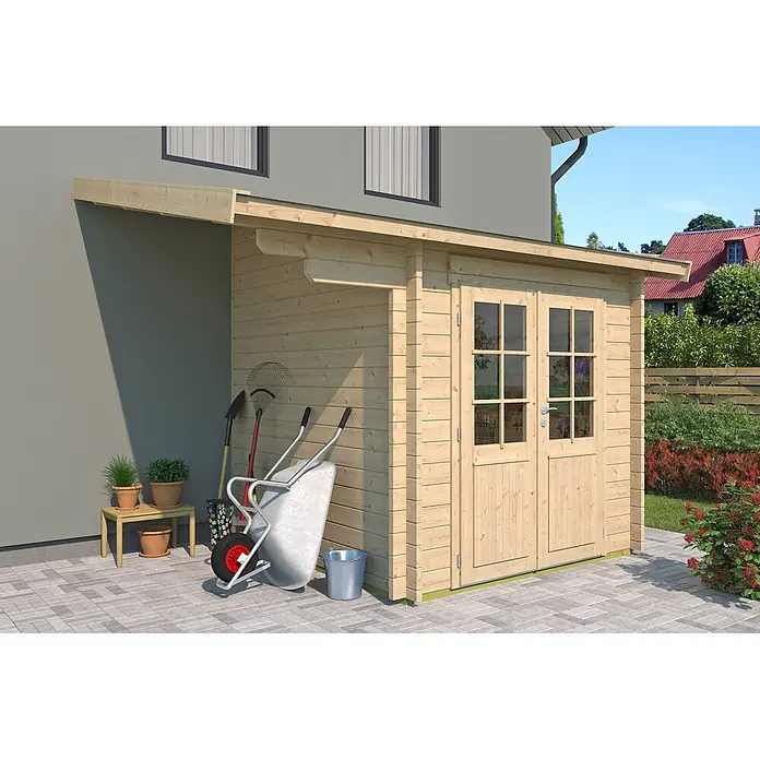 Fjordholz Gartenhaus Pulti 44 G - Außenmaß inkl. Dachüberstand (B x T): 335 x 250 cm, Holz, Naturbelassen - Helles Holz-Gartenschuppen mit Doppeltür und Schleppdach, genutzt für Gartengeräte auf einer Terrasse neben einem Haus.