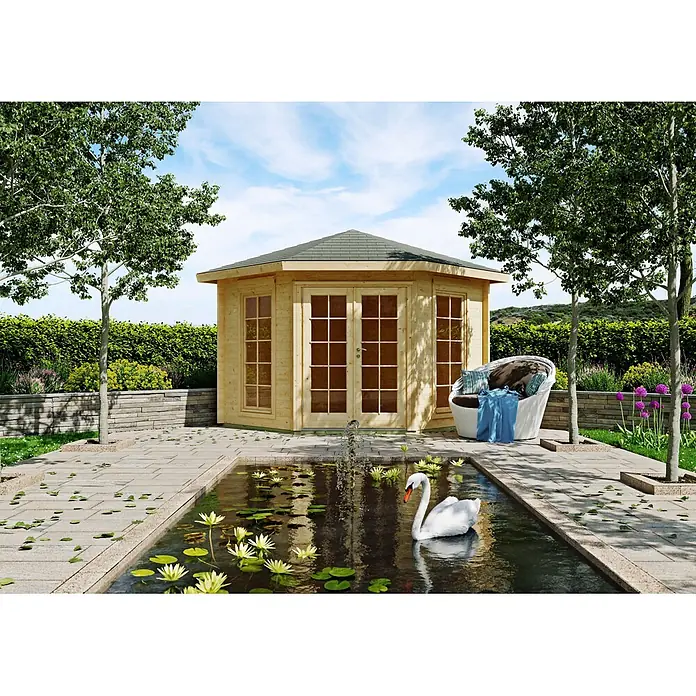 Fjordholz Gartenhaus Leon 40 D - Außenmaß inkl. Dachüberstand (B x T): 300 x 300 cm, Holz, Naturbelassen - Achteckiges Gartenhaus aus hellem Holz mit vielen Fenstern und Doppeltüren, in einem Garten am Teich.