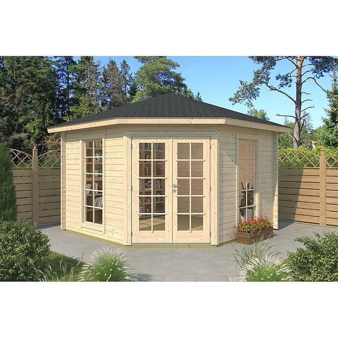 Fjordholz Gartenhaus Michel 40 B - Außenmaß inkl. Dachüberstand (B x T): 350 x 350 cm, Holz, Naturbelassen - Hexagonales Gartenhaus aus hellem Holz mit schwarzem Dach, Glastüren und Fenstern, auf einer Terrasse im grünen Garten.