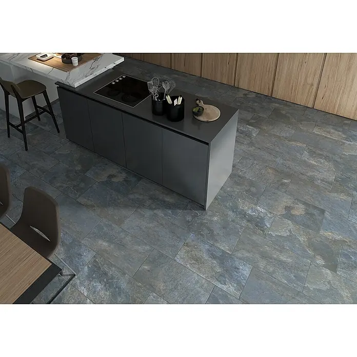 Decocer by Cinca Feinsteinzeugfliese Splash Azul neu - 30 x 60 cm, Blaugrau, Matt - Rechteckige Bodenfliesen in Blauschiefer-Optik mit grauen und braunen Akzenten, als Küchenboden verlegt.