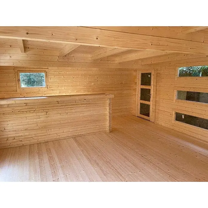 Fjordholz Gartenhaus Dundee 70 A - Außenmaß inkl. Dachüberstand (B x T): 1.003,9 x 524 cm, Holz, Naturbelassen - Innenraum einer leeren Holzhütte aus hellem Holz mit Boden, Wänden und Decke, ausgestattet mit Fenstern, Tür und einer Theke.