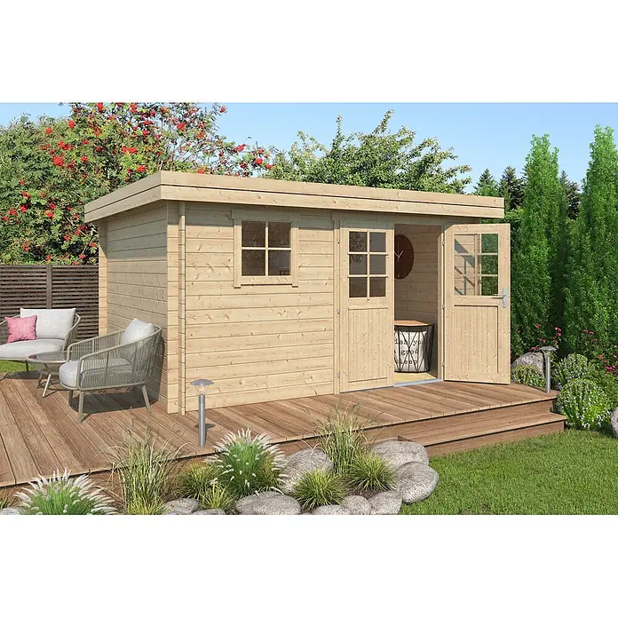 Fjordholz Gartenhaus Linz 28 D ohne Imprägnierung - Außenmaß inkl. Dachüberstand (B x T): 398 x 318 cm, Holz, Naturbelassen - Naturholz-Gartenhaus mit Flachdach und Terrasse, Fenster und Doppeltüren, umgeben von Grün.