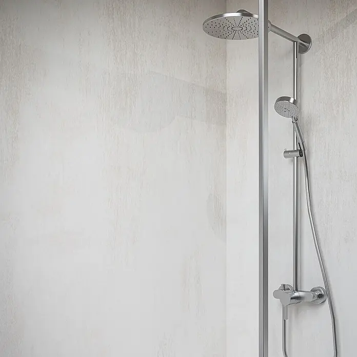 Wetwall Wandpaneel Elite - 16 x 242 cm, Warm Plaster, Abgerundete Kante - Modernes Duschsystem aus Chrom mit Kopfbrause und Handbrause, an einer hellen Wand montiert.
