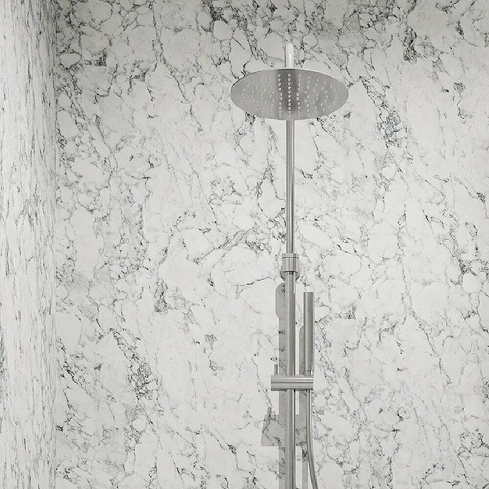 Wetwall Wandpaneel Elite - 16 x 242 cm, White Marble, Abgerundete Kante - Modernes silbernes Duschsystem mit rundem Regenduschkopf und Handbrause, montiert an einer weiß-marmorierten Wand.