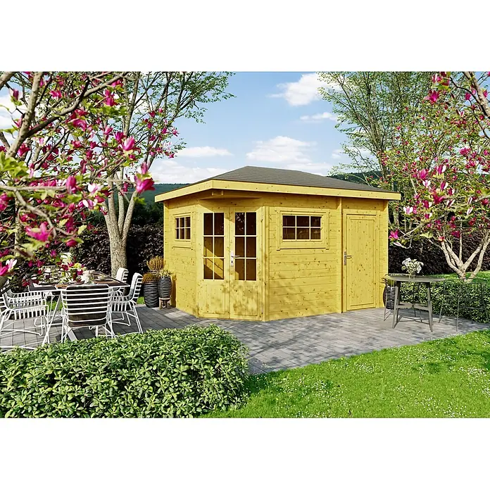 Fjordholz Gartenhaus Evelyn 2D - Außenmaß inkl. Dachüberstand (B x T): 380 x 260 cm, Holz, Naturbelassen - Holz-Gartenhaus in Naturholzfarbe mit dunklem Dach, Fenstern und Türen auf einer gepflasterten Terrasse im Garten.