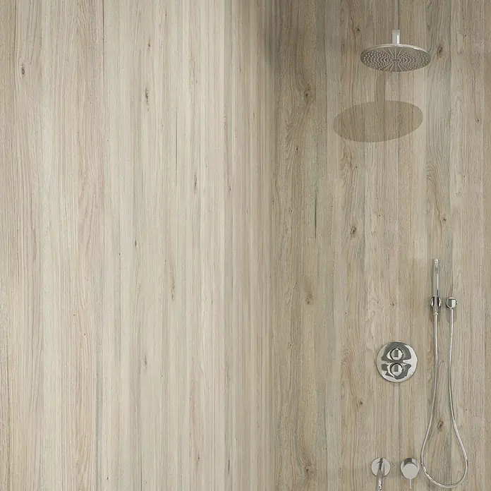 Wetwall Wandpaneel Elite - 16 x 242 cm, White Oak, Abgerundete Kante - Kopfbrause und Handbrause aus Chrom mit integrierten Mischbatterien an einer hellen Holzdekorwand.