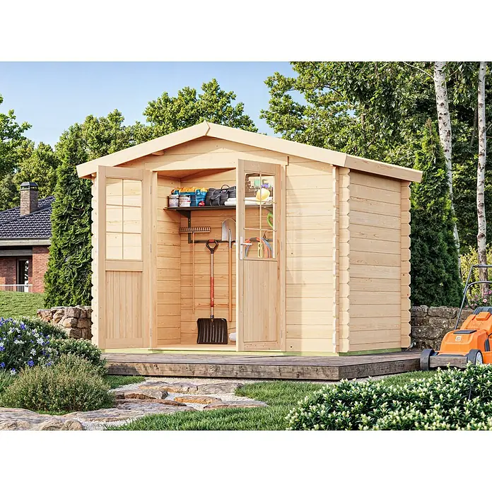 Fjordholz Gartenhaus Bente 28 A - Außenmaß inkl. Dachüberstand (B x T): 295 x 200 cm, Holz, Naturbelassen - Heller Holz-Gartenschuppen mit offenen Doppeltüren, innen Gartenwerkzeuge und Regale, auf Holzterrasse im grünen Garten.