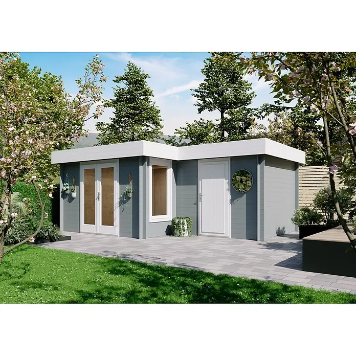 Fjordholz Gartenhaus Tobi 28 B - Außenmaß inkl. Dachüberstand (B x T): 550 x 400 cm, Holz, Naturbelassen - L-förmiges graues Gartenhaus mit weißen Verkleidungen, Türen und Fenstern, auf einer gepflasterten Terrasse im Garten.