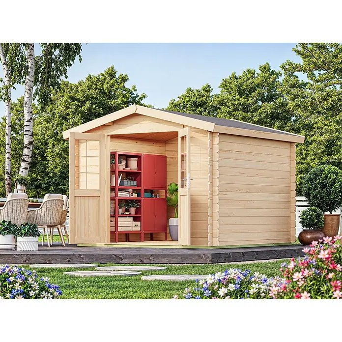 Fjordholz Gartenhaus Bente 28 C - Außenmaß inkl. Dachüberstand (B x T): 295 x 295 cm, Holz, Naturbelassen - Gartenhaus aus hellem Holz mit offenen Türen, das eine rote Lagereinheit im Inneren zeigt, auf einer Holzterrasse im grünen Garten.
