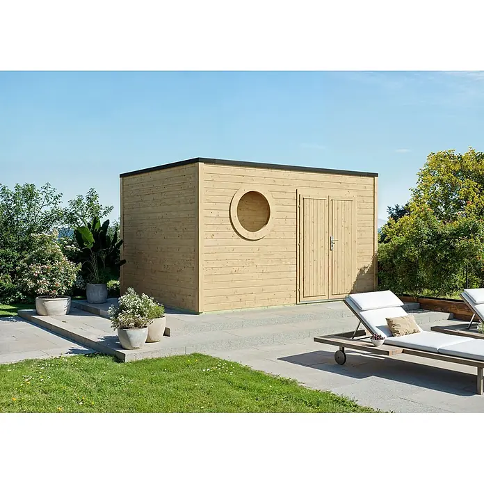 Fjordholz Gartenhaus Rondo 40 C - Außenmaß inkl. Dachüberstand (B x T): 400 x 300 cm, Holz, Naturbelassen - Helles Holz-Gartenhaus mit rundem Fenster und Doppeltüren auf einer Terrasse neben Sonnenliegen.