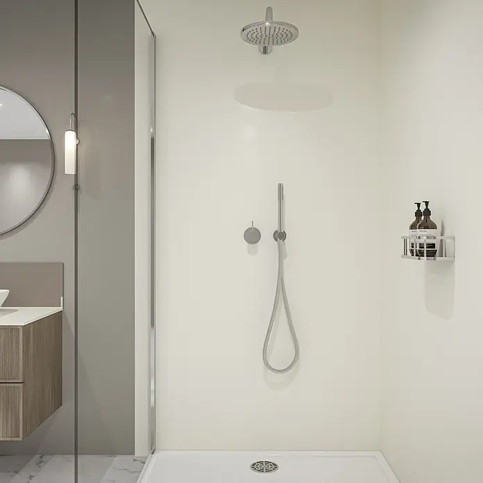Wetwall Wandpaneel Elite - 16 x 242 cm, Blanco Frost, Abgerundete Kante - Moderne Duschkabine mit Chrom-Regendusche, Handbrause, Armaturen und Ablage mit Flaschen vor cremefarbenen Wänden.