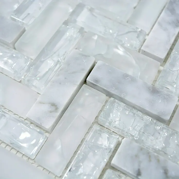 Mosaikfliese Fischgrät Crystal Mix XIC HB1511 - 26,3 x 29,3 cm, Weiß/Grau, Glänzend - Nahaufnahme eines Musters aus weißen Marmor- und Glasfliesen, die in einem Fischgrätenmuster angeordnet sind.