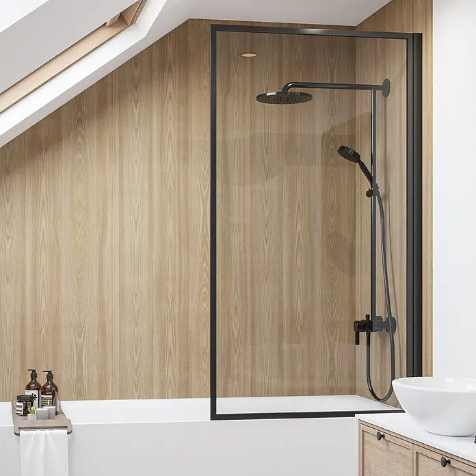 Wetwall Wandpaneel Elite - 16 x 242 cm, Natural Wood, Abgerundete Kante - Schwarz gerahmte Duschwand über einer Badewanne in einem modernen Badezimmer mit Holzwand.