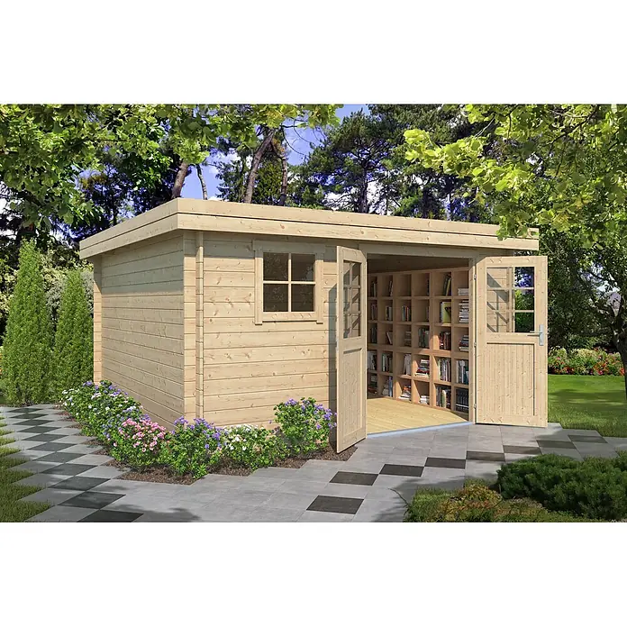 Fjordholz Gartenhaus Linz 28 F Farblose Imprägnierung - Außenmaß inkl. Dachüberstand (B x T): 398 x 398 cm, Holz, Naturbelassen - Ein helles Holzgartenhaus mit offener Tür, das Bücherregale voller Bücher im Inneren zeigt. Umgeben von Pflanzen und einem gepflasterten Weg.