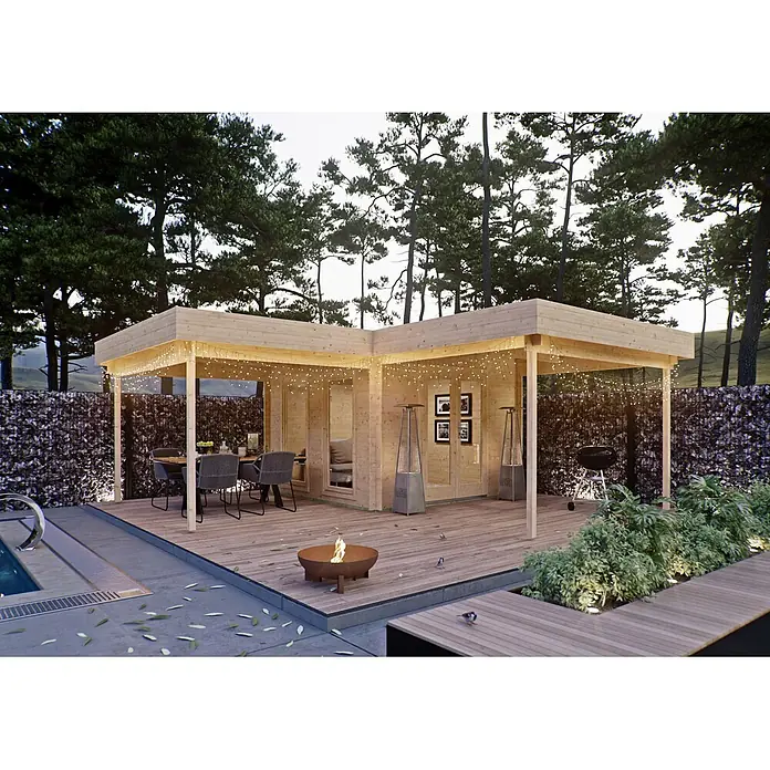 Fjordholz Gartenhaus Holda 28 - Außenmaß inkl. Dachüberstand (B x T): 575 x 575 cm, Holz, Naturbelassen - Geräumiges Gartenhaus aus hellem Holz mit Terrasse, Essbereich und Annehmlichkeiten, beleuchtet mit Lichterketten neben einem Pool.