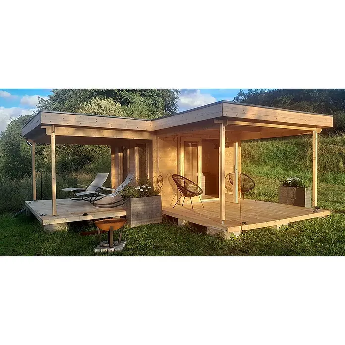 Fjordholz Gartenhaus Holda 28 - Außenmaß inkl. Dachüberstand (B x T): 575 x 575 cm, Holz, Naturbelassen - Holzgartenhaus mit überdachter Terrasse, ausgestattet mit Liegestühlen und Pflanzgefäßen, inmitten der Natur.