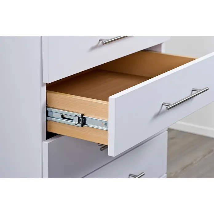 Hettich Schubladenführung - Einbaulänge: 554 mm, Traglast: 45 kg, Vollauszug, Verzinkt - Weißer Kommode mit einer teilweise geöffneten Holzschublade, die den Metallauszug und einen silbernen Griff zeigt.