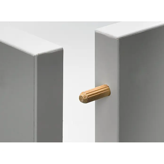 Hettich Holzdübel - Ø x L: 6 x 60 mm, 1 Stk. - Holzdübel, der zwei weiße Möbelplatten verbindet, in der Montage gezeigt.