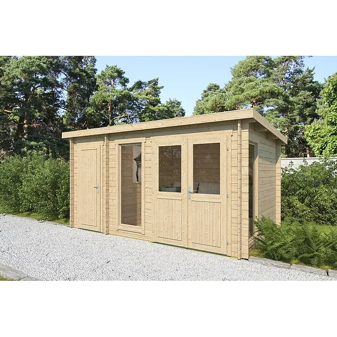 Fjordholz Gartenhaus Krista 28 A Farbbehandlung Lichtgrau - Außenmaß inkl. Dachüberstand (B x T): 430 x 280 cm, Holz, Naturbelassen - Helles Holzgartenhaus mit Flachdach, großen Fenstern und Türen, auf Kiesweg zwischen Grün.