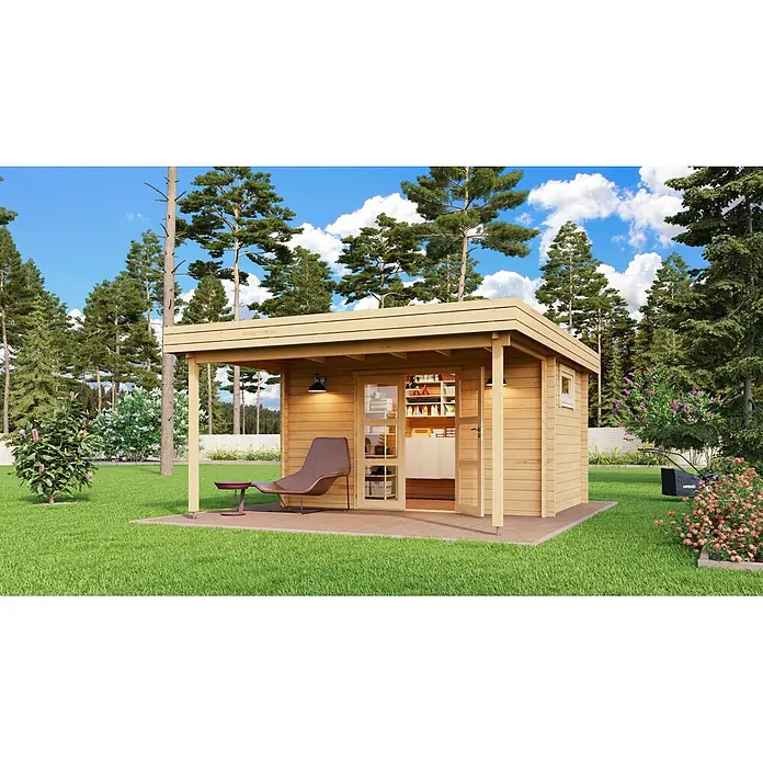 Fjordholz Gartenhaus Rike 44 Farbbehandlung Carbongrau - Außenmaß inkl. Dachüberstand (B x T): 420 x 400 cm, Holz, Naturbelassen - Helles Holz-Gartenhaus mit kleiner Terrasse, Loungesessel und Tisch in grüner Gartenumgebung.