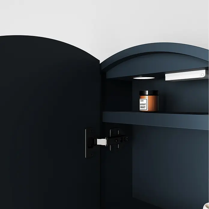 Disbain Armario con espejo LED Mali - Diámetro: 60 cm, Aluminio, Antracita - Armario azul oscuro abierto, revelando estante interior con vela e iluminación integrada.