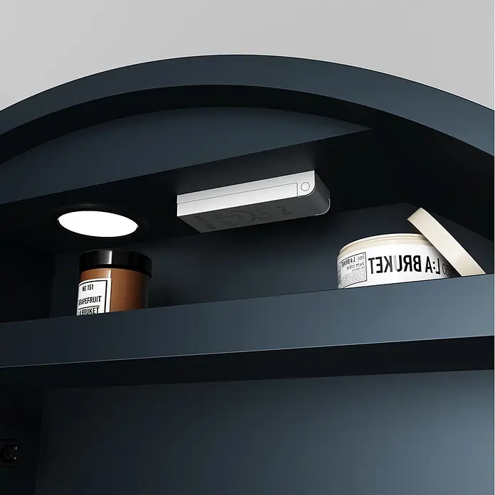 Disbain Armario con espejo LED Mali - Diámetro: 60 cm, Aluminio, Antracita - Interior de armario azul oscuro con luz integrada. Estantes con tarros, ofreciendo almacenamiento iluminado.