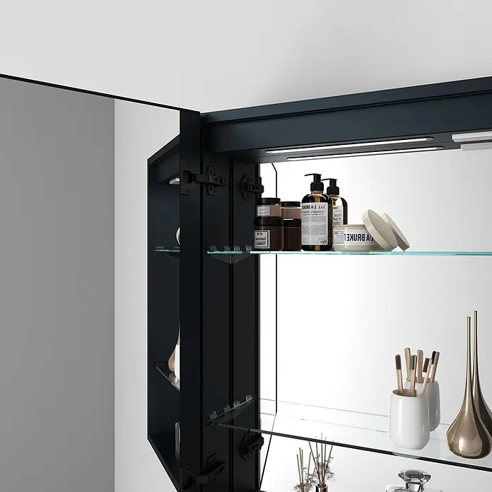 Disbain Armario con espejo LED Kenya - An x Al: 60 x 75 cm, Metal, Vidrio - Un armario de baño oscuro abierto con estantes de cristal, que muestra artículos de tocador y cepillos, iluminado.