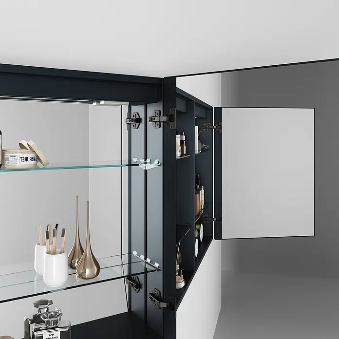 Disbain Armario con espejo LED Kenya - An x Al: 120 x 75 cm, Metal, Vidrio - Armario de baño azul oscuro abierto con estantes de cristal, mostrando artículos de tocador y accesorios organizados.
