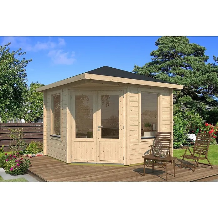 Fjordholz Gartenhaus Lisa 44 A Klassik - Außenmaß inkl. Dachüberstand (B x T): 320 x 320 cm, Holz, Naturbelassen - Helles Holz Gartenhaus mit dunklem Dach und Glastüren auf einer Holzterrasse im Garten, mit Gartenmöbeln.