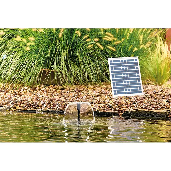 Pontec Unterwasserfilter Pondorell 1500 UVC Solar - Teichgröße: 1.500 l - Kleiner solarbetriebener Wasserbrunnen erzeugt einen Strahl im Teich, mit seinem Panel auf einer felsigen Böschung.
