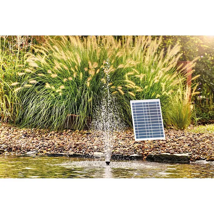 Pontec Unterwasserfilter Pondorell 1500 UVC Solar - Teichgröße: 1.500 l - Ein kleines Solarpanel speist eine Wasserfontäne in einem Gartenteich, umgeben von Ziergras.