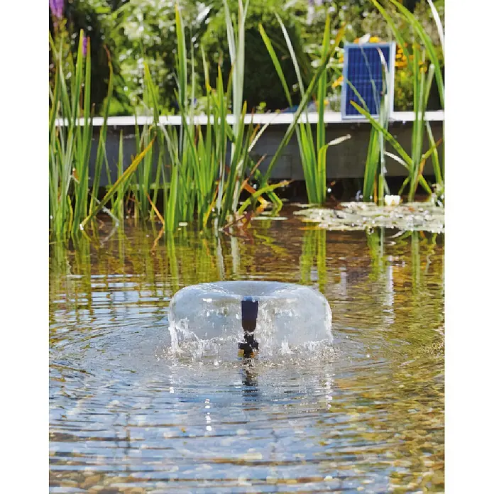 Pontec Solar-Wasserspielpumpe Pondosolar 250 Control - IP68, Max. Fördermenge: 250 l/h - Eine solarbetriebene Teichfontänenpumpe erzeugt einen kuppelförmigen Wasserstrahl in einem Gartenteich.