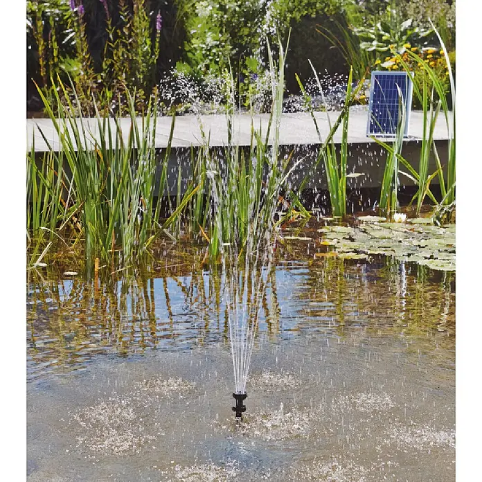 Pontec Solar-Wasserspielpumpe Pondosolar 250 Control - IP68, Max. Fördermenge: 250 l/h - Schwarzer Solar-Wasserbrunnen sprüht Wasser in einen Teich. Ein Solarpanel ist am Ufer sichtbar.