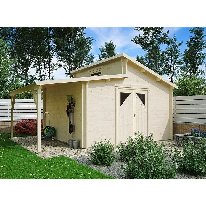 Fjordholz Gartenhaus Varianta 44 F +SD Moderne-Tür (Klarglas) - Außenmaß inkl. Dachüberstand (B x T): 545 x 415 cm, Holz, Kiefer/Pinie Imprägnierung - Hellholz-Gartenhaus mit Anbau, in einem Garten mit Gartengeräten.