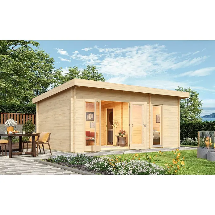 Fjordholz Gartenhaus Rita 44 Grau Imprägnierung - Außenmaß inkl. Dachüberstand (B x T): 628 x 411 cm, Holz, Naturbelassen - Helle Gartenhütte aus Holz mit Glastüren in einem Landschaftsgarten mit Terrasse und Sitzbereich.