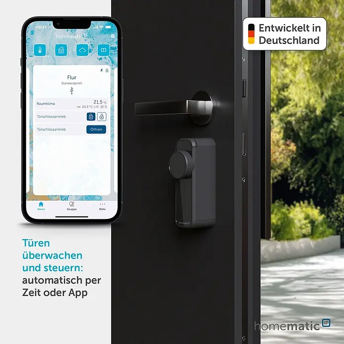 Smartes Türschloss HmIP-DLP-A - Kunststoff, Anthrazit - Ein dunkelgrauer smarter Türschlossantrieb an einer schwarzen Tür, gesteuert per Smartphone-App.