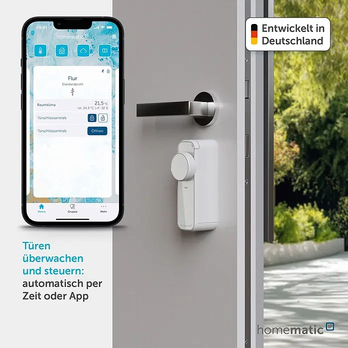 Smartes Türschloss HmIP-DLP - Kunststoff, Weiß - Weißes Homematic IP Smart-Türschloss an einer Tür mit Metallgriff, gesteuert per Smartphone-App zur Überwachung und Steuerung von Türen.