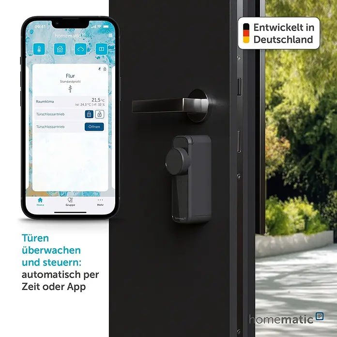 Smartes Türschloss HmIP-DLP-AS - Kunststoff, Anthrazit-Silber - Ein dunkles smartes Türschloss und Griff an einer schwarzen Tür, daneben ein Smartphone mit Steuerungs-App zum Verriegeln und Überwachen.