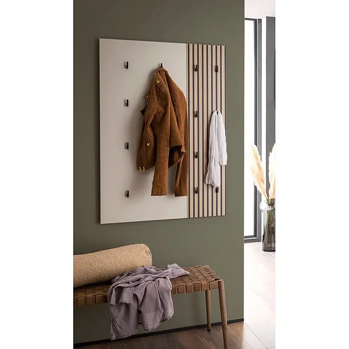 Schildmeyer Alexa Garderobenpaneel - L x B x H: 2,5 x 73,5 x 109 cm, Cremebeige - Wandgarderobe mit heller Platte und Holzlatten, schwarzen Haken, an denen braune Jacke und weißer Schal hängen.