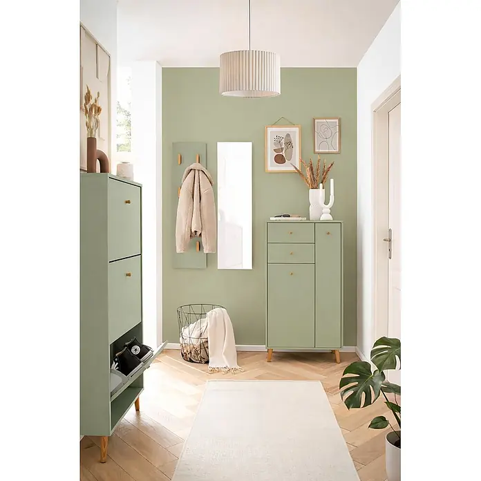 Schildmeyer Bjarne Highboard - L x B x H: 33,05 x 60,2 x 103,4 cm, Pistazie - Salbeigrünes Garderobenset mit Schuhschrank, Garderobenpaneel und Kommode, mit Holzknöpfen und -beinen, in einem modernen Flur.
