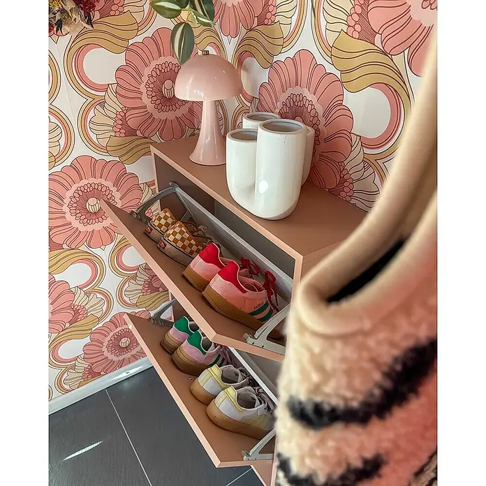 Schildmeyer Bjarne Schuhschrank - L x B x H: 19,5 x 59,8 x 92,2 cm, Apricot, Anzahl Fächer: 2 Stk. - Rosa, mehrstufiger Schuhschrank mit schrägen Fächern, gefüllt mit bunten Turnschuhen und Deko.