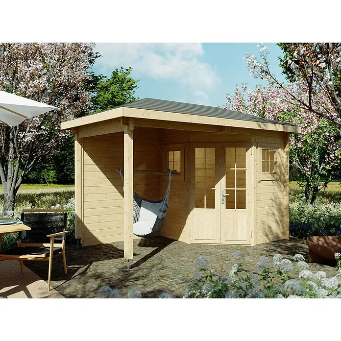 Fjordholz Gartenhaus Evelyn 1B - Außenmaß inkl. Dachüberstand (B x T): 380 x 200 cm, Holz, ohne Imprägnierung - Helles Holzgartenhaus mit dunklem Dach, Doppeltüren, Fenstern und einem Hängesessel auf der kleinen überdachten Veranda.
