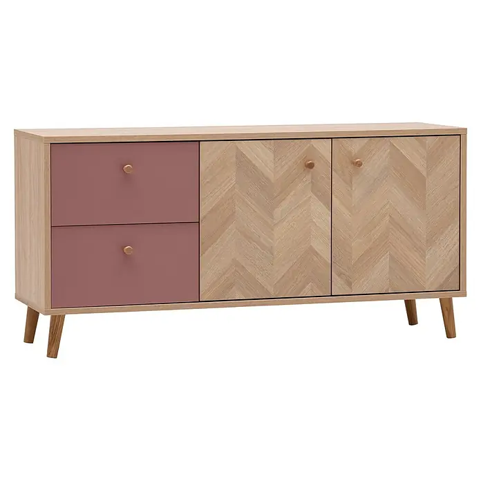Schildmeyer Visby Lowboard - L x B x H: 33 x 109 x 54,1 cm, Mauve - Helles Holz Sideboard mit Fischgrätmuster-Türen, zwei rosa Schubladen und Holzknöpfen und Beinen.