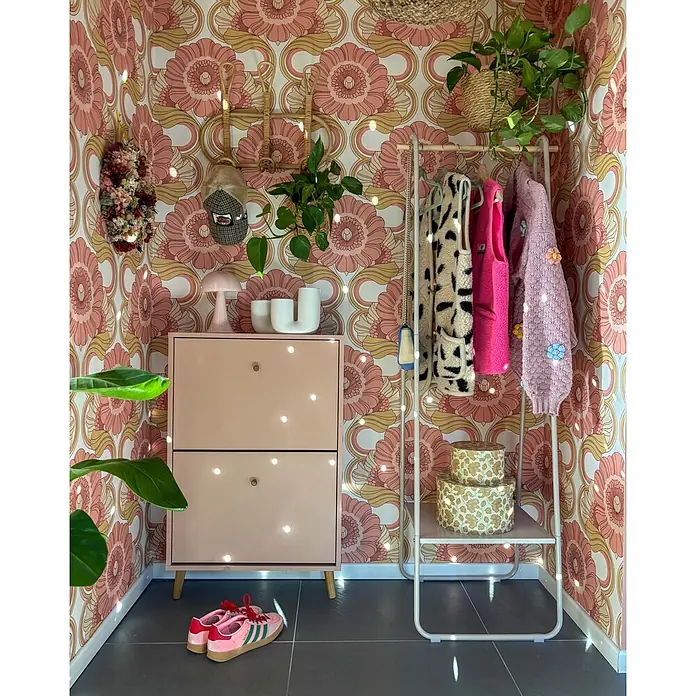 Schildmeyer Bjarne Schuhschrank - L x B x H: 19,5 x 59,8 x 92,2 cm, Apricot, Anzahl Fächer: 2 Stk. - Rosa Schuhschrank, weißer Kleiderständer mit Kleidung und pinke Sneaker in einem Raum mit floraler Tapete.