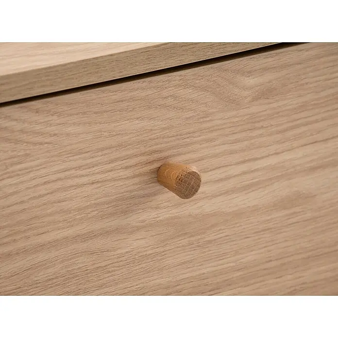 Schildmeyer Visby Sideboard - L x B x H: 33 x 109 x 73,9 cm, Eiche, Anzahl Schubladen: 3 Stk., Anzahl Türen: 2 Stk. - Nahaufnahme einer hellen Holzschublade mit einem kleinen, zapfenförmigen Holzknauf.