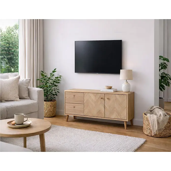 Schildmeyer Visby Lowboard - L x B x H: 33 x 109 x 54,1 cm, Eiche - Helle Holz-TV-Konsole mit Fischgrätmuster, zwei Schubladen und zwei Schranktüren im Wohnzimmer.