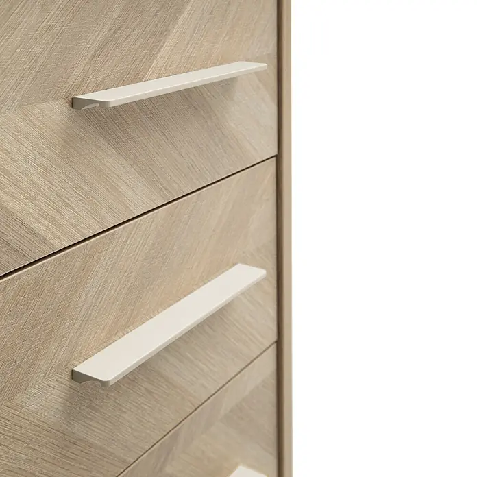 Schildmeyer Arezzo Rollcontainer - L x B x H: 39,1 x 32,6 x 59,7 cm, Eiche/Fischgräten, Anzahl Schubladen: 3 Stk. - Nahaufnahme heller Holzschubladen mit Fischgrätmuster und hellbeigen Stangengriffen.