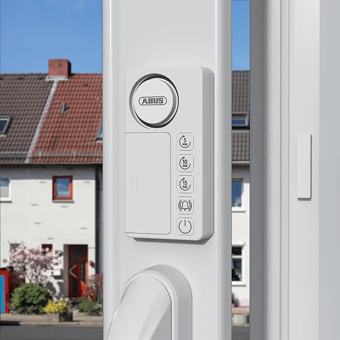 Abus Alarmanlage Time2Close Window Countdown Alarm - Weiß, 15 x 43 x 85 mm - Weißes ABUS Sicherheitsbedienfeld mit Zeiteinstellungen und Alarmfunktion, an einem Fenster-/Türrahmen montiert, mit separatem weißen Sensor.